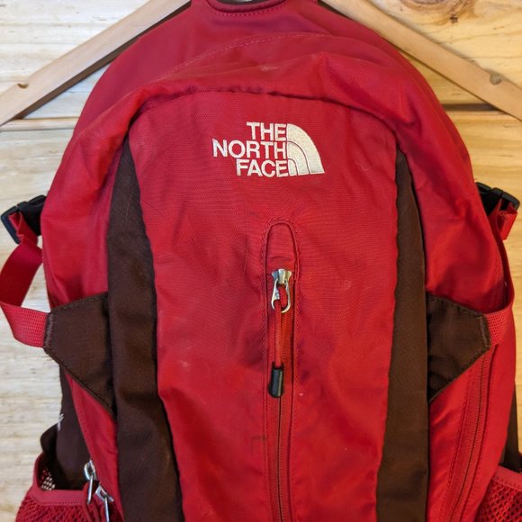 The North Face Tellus 25 Red Backpack Day Pack Hiking Camping Biking Outdoor - Picture 2 of 10